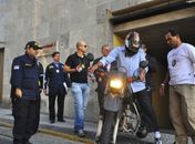 Um dia após a reconstituição do crime, delegados e peritos reúnem-se para desvendar morte de empresário. 