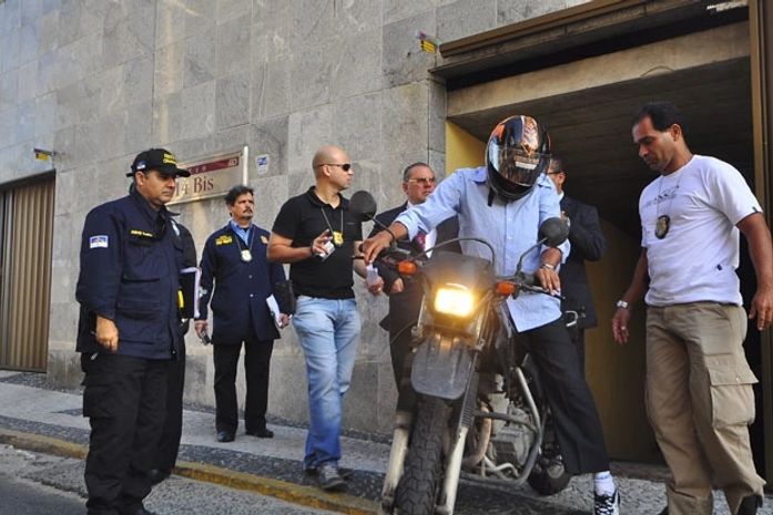 Um dia após a reconstituição do crime, delegados e peritos reúnem-se para desvendar morte de empresário.