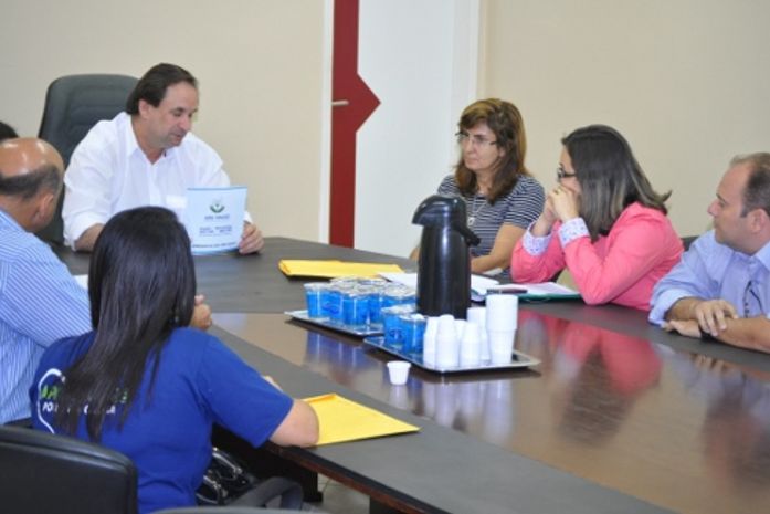 Prefeito garante apoio a entidade que cuida de crianças