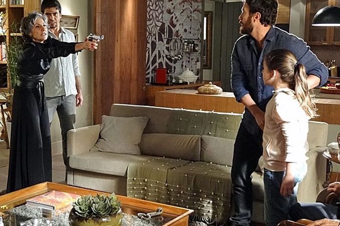 Melissa atira em Rodrigo, mas Zenóbio desvia tiro que acerta Clara