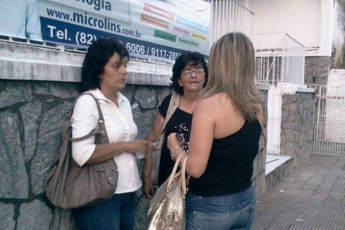 Mãe de Bárbara Regina de blusa branca e avó à direita de óculos