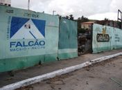 Obra inacabada da Construtora Falcão vira alvo de catadores de sucata