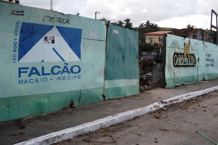 Obra inacabada da Construtora Falcão vira alvo de catadores de sucata