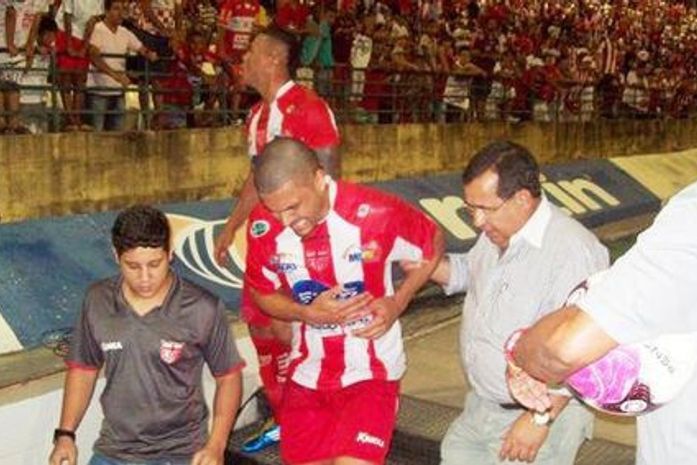 Rodrigão fratura costela e desfalca CRB por quatro semanas