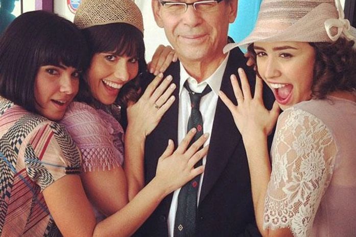 Atrizes de 'Gabriela' agarram José Wilker e brincam: 'Vamos lhe usar!'