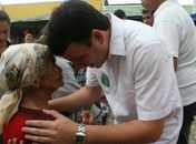 Olho no olho entre o prefeitável Artur Lima e uma eleitora em Quebrangulo