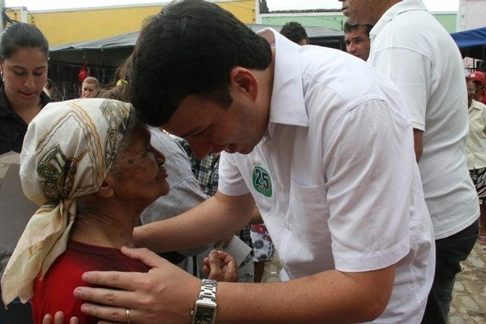 Olho no olho entre o prefeitável Artur Lima e uma eleitora em Quebrangulo