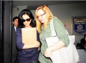 Adriana Miranda (lado esquerdo), foi intimada oficialmente a prestar depoimento para a delegada Vilaneida Aguiar