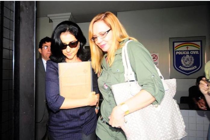 Adriana Miranda (lado esquerdo), foi intimada oficialmente a prestar depoimento para a delegada Vilaneida Aguiar