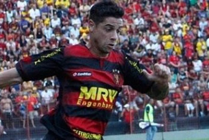 Cicinho lembra início no álcool aos 14 anos: "tomava vinho com leite condensado"