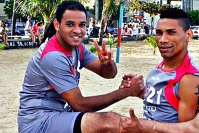 Dênis Marques ri das cobranças por gol