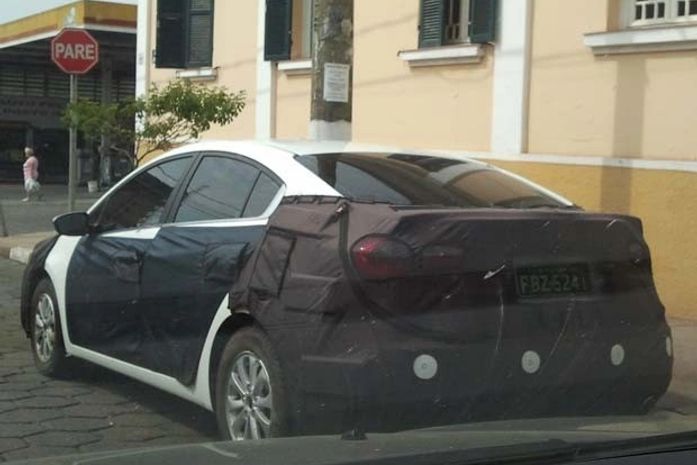 Internauta flagra o novo Kia Cerato rodando em SP
