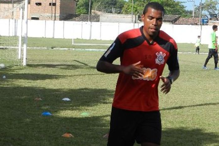 Patrick, ex-Atlético-PR, se recupera e já treina no Corinthians Alagoano