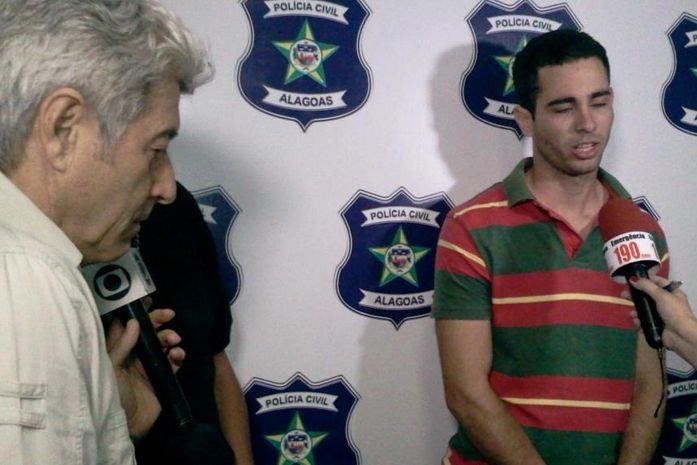 Caco Barcelos conversa com agente da PC sobre prisão de acusado