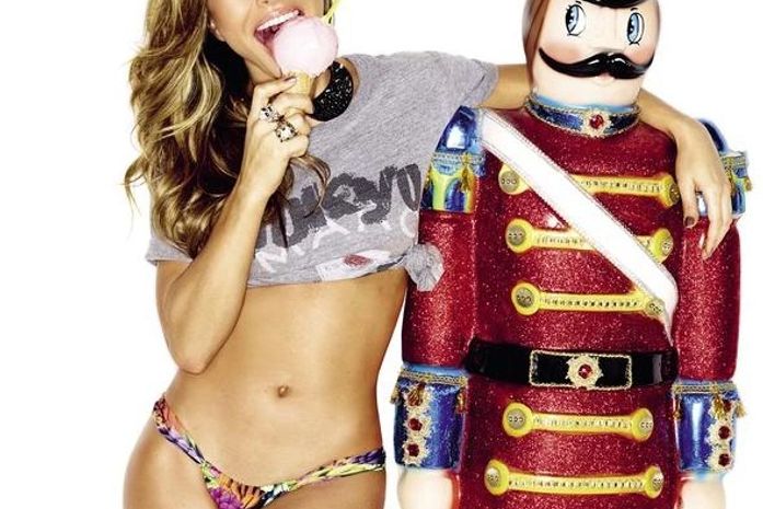 Estilo Lolita: Sabrina Sato exibe boa forma em fotos de biquíni para revista