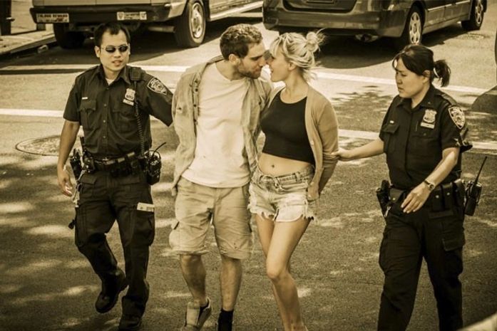 Fotógrafo tenta identificar casal dando 'último beijo' após prisão