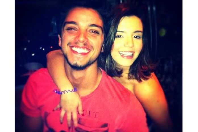 Rodrigo Simas ganha abraço carinhoso de Giovanna Lancellotti