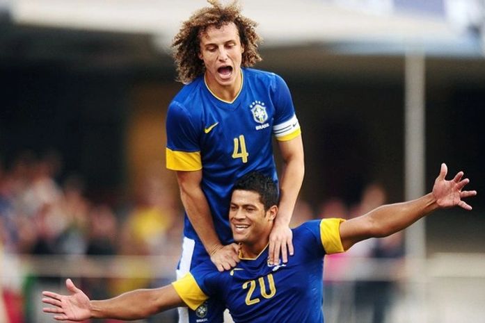 Hulk ataca de super-herói, e 'salva' Mano. Neymar não escapa de vaias