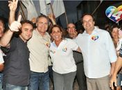 Célia, Renan, Luciano e Yale cumprimentam moradores durante a caminhada