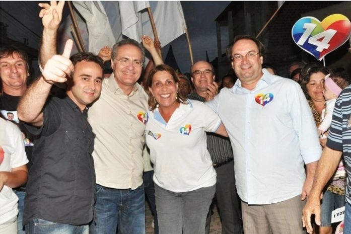 Célia, Renan, Luciano e Yale cumprimentam moradores durante a caminhada