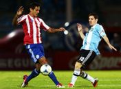 Estrelas marcam, Argentina supera Paraguai e vira líder
