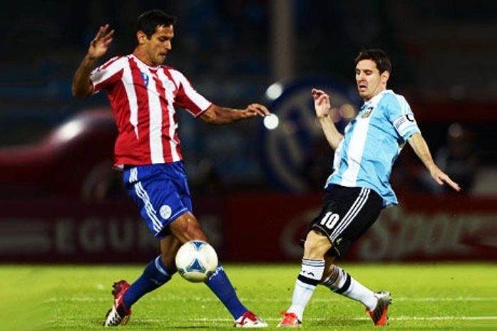 Estrelas marcam, Argentina supera Paraguai e vira líder