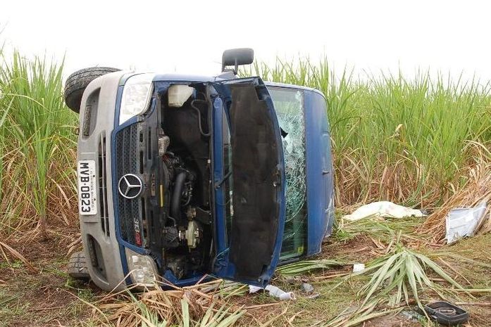 Acidente na AL-220 deixa uma pessoa morta e nove feridas