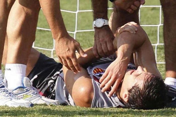 Meia do Valencia sofre dupla fratura durante partida