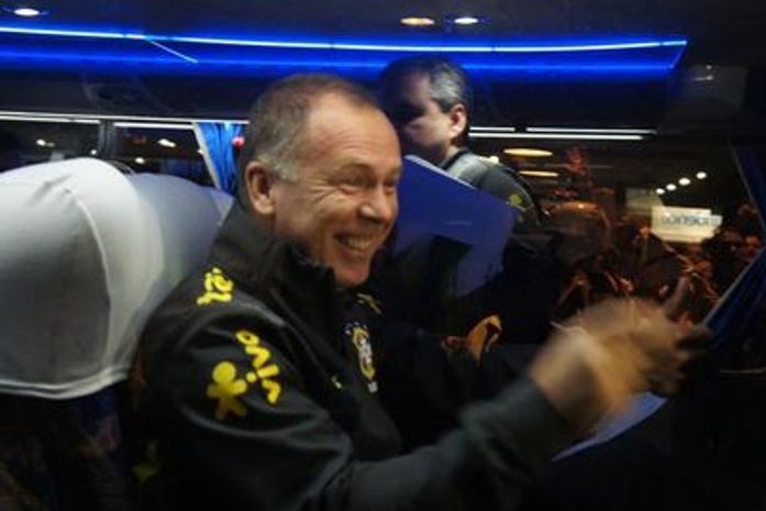 Seleção é recebida com entusiasmo no Recife para jogo contra China