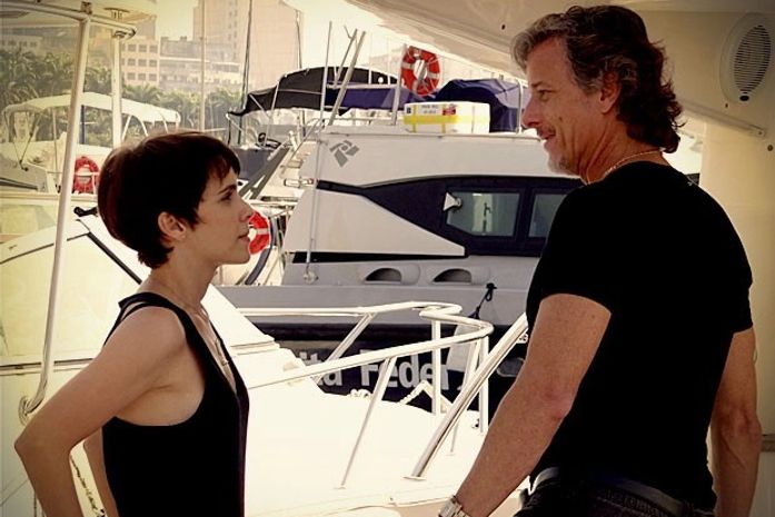 Nina cai em cilada de Max e Carminha