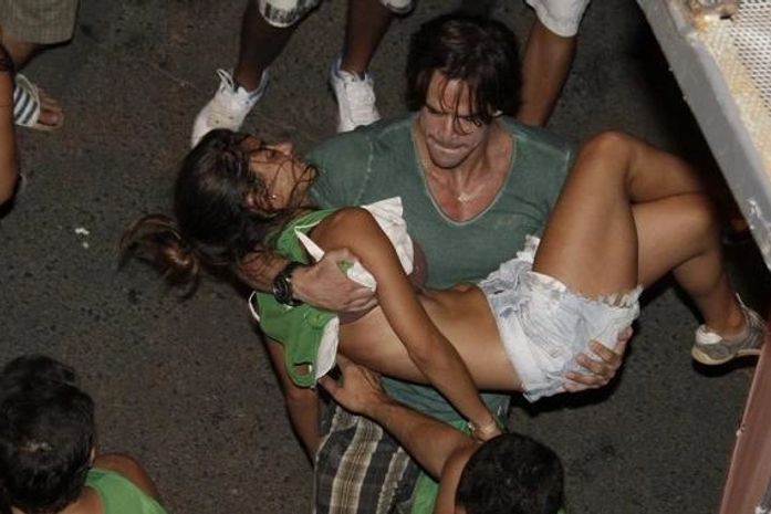 Herói! Ex-BBB Rodrigo ajuda foliã desmaiada em show da banda Eva