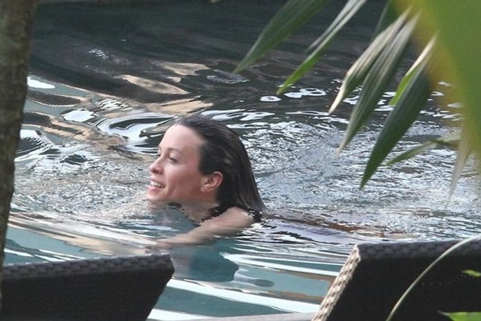 Alanis Morissette relaxa na piscina e brinca com o filho em hotel no Rio