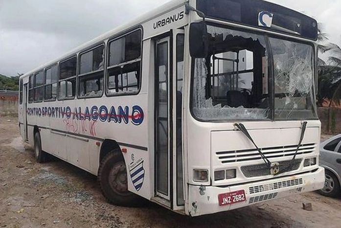 Após derrota, torcedores do CRB depredam ônibus da base do CSA