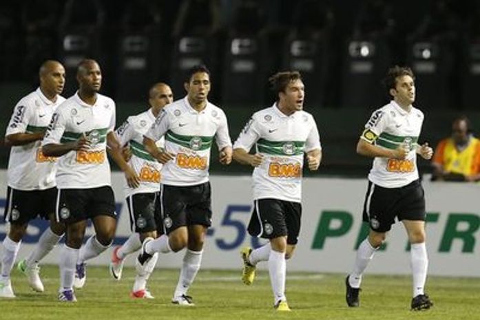 Coritiba faz 3 e aumenta pressão no Fla