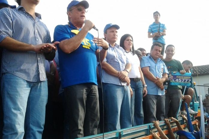 Teotonio no palanque de Manuilson com JHC