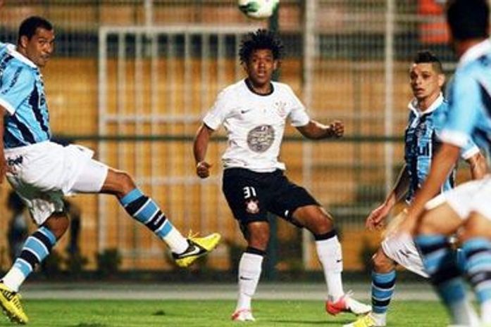 Corinthians vence o Grêmio com show dos volantes