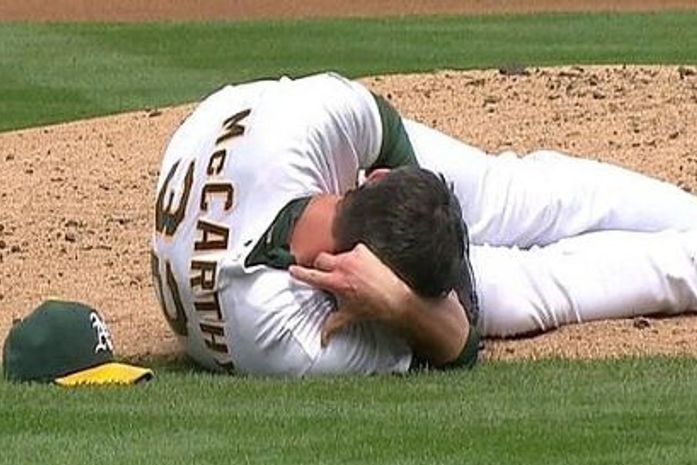 Jogador sofre fratura de crânio após levar bolada