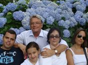 Uma foto inédita Teotonio ao lado da esposa,Cinthia e os três filhos