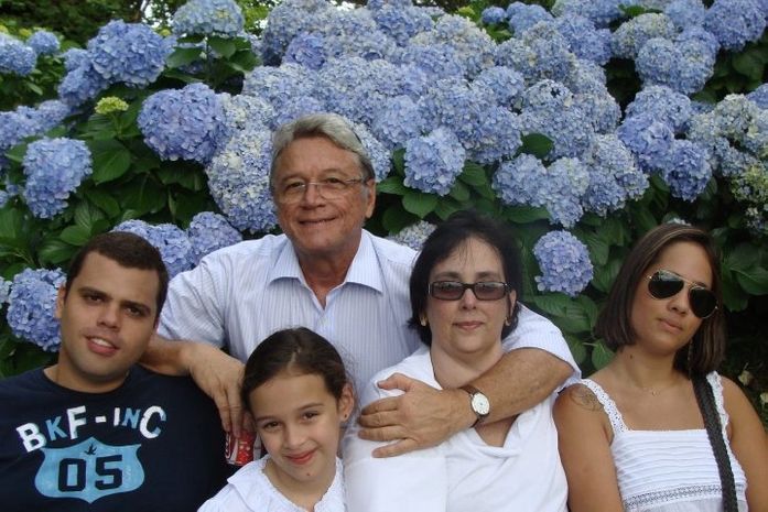 Uma foto inédita Teotonio ao lado da esposa,Cinthia e os três filhos