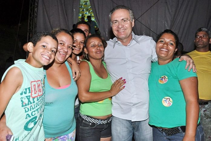 Senador Renan cumprimentado pela comunidade
