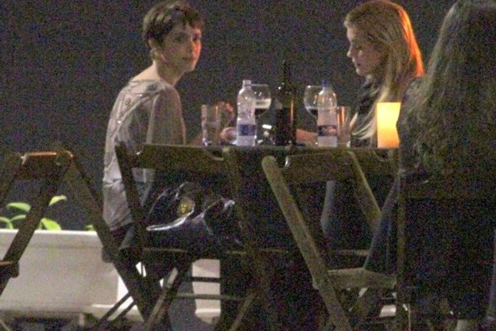 Amigas! Adriana Esteves e Débora Falabella se encontram no Rio
