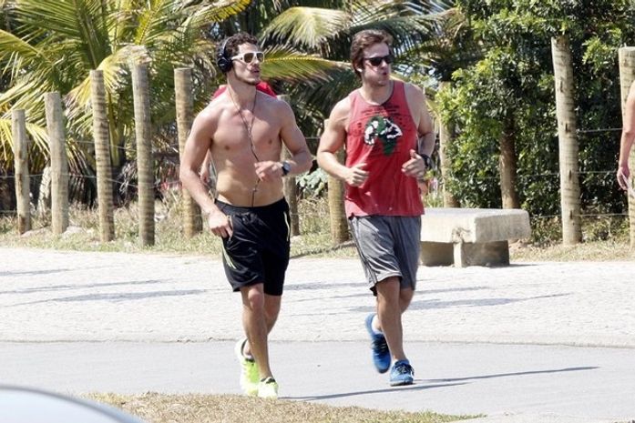 Assim ele mata a mamãe! José Loreto corre sem camisa na praia