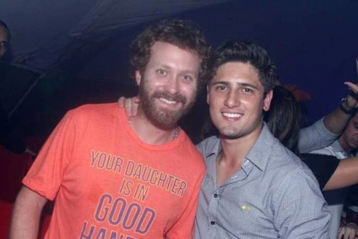 Sergio Hondjakoff, o Cabeção, reaparece barbudo em festa com famosos
