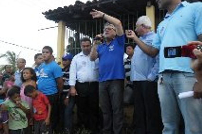 Teotonio falando no assentamento em Maragogi