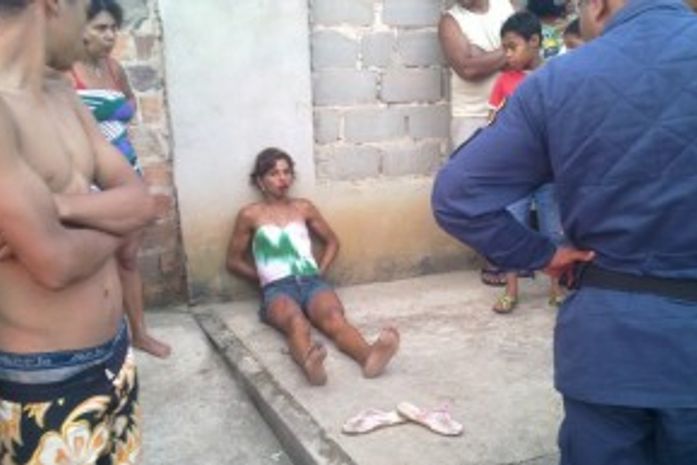 Mulher envolvida com roubo e tráfico é alvejada a tiros