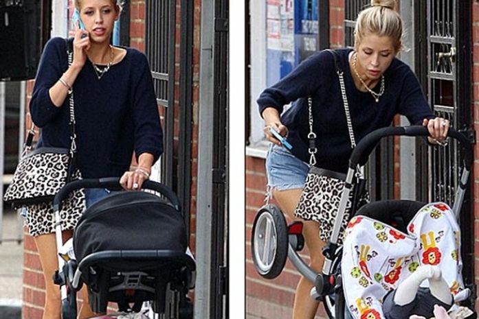 Peaches Geldof deixa filho cair ao falar no celular
