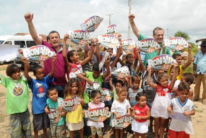 Lessa e Mosart no assentamento do Benedito Bentes