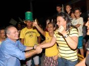 Pelas ruas de São Luiz, senador abraça e cumprimenta os habitantes da cidade 