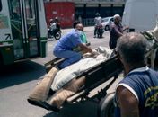 Após esperar horas, pai leva corpo do filho em carroça para HGE