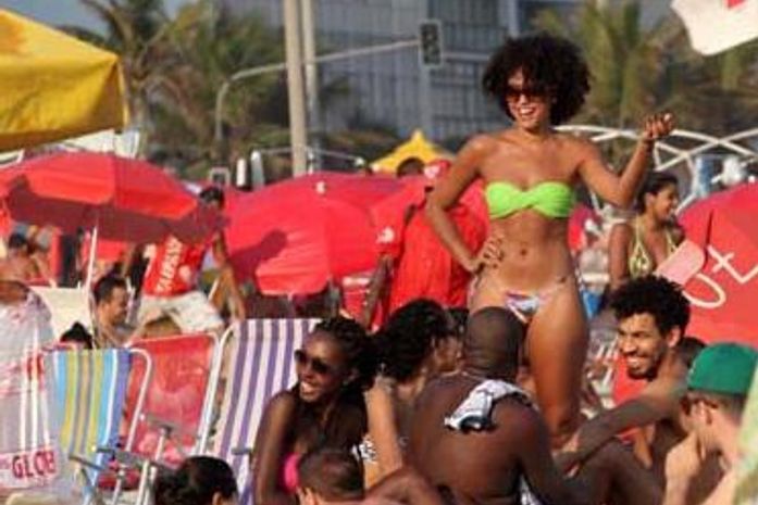 Sheron Menezzes exibe corpão na praia